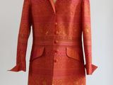 une photo d'une veste rouge sur un mannequin