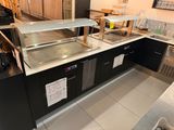 une photo de la cuisine d'un restaurant avec un buffet