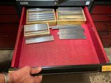 un homme tenant une boîte à outils contenant de nombreux outils