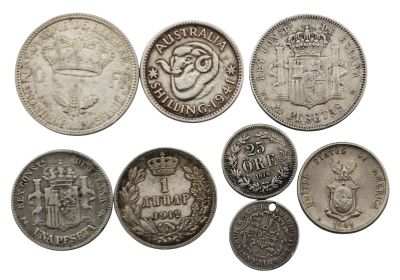 une image représentant un ensemble de pièces anciennes sur fond blanc