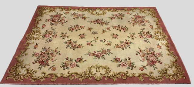 Tapis d’Aubusson, au point noué. 252 x 174 cm. A nettoyer, usures