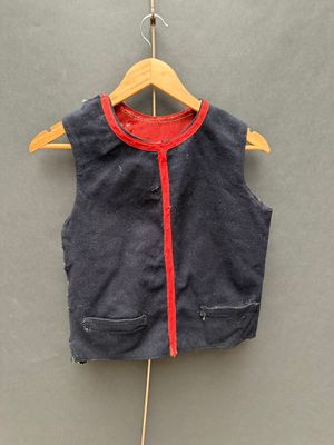une photo d'un gilet d'enfant suspendu à un cintre