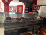 une photo de la cuisine d'un restaurant avec beaucoup de vaisselle sur le plan de travail