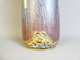 un vase posé sur une surface blanche