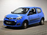 la photo d'une petite voiture bleue garée dans un garage
