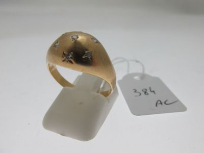 une bague en or sertie de diamants, avec son étiquette de prix