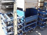 un camion garé à côté d'un tas de palettes