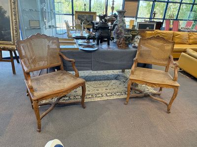 deux chaises et une table dans une pièce où un chien est couché par terre
