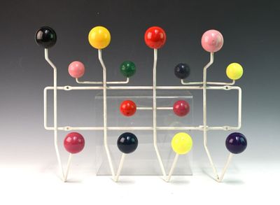 une image représentant un présentoir de balles colorées sur un support