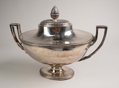 un bol antique en métal argenté avec un couvercle et des poignées