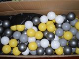 une boîte remplie de ballons posée sur une table