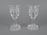 paire de verres en cristal taillé à motifs floraux