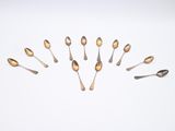 de nombreuses cuillères disposées en cercle sur une surface blanche