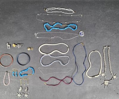 Lot de bijoux fantaisie dont une parure en métal argenté à m…