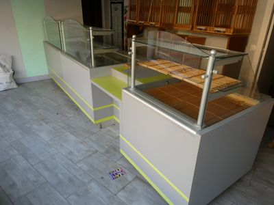 un comptoir avec une vitrine au milieu de la pièce