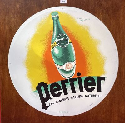 une photo d'une bouteille de Perrier accrochée au mur