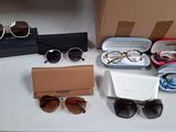 plusieurs paires de lunettes de soleil et un étui posés sur la table