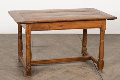 une vieille table en bois posée sur un parquet en bois massif