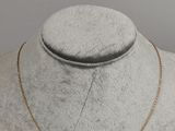 gros plan d'un collier sur un mannequin mannequin
