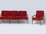 deux canapés rouges et un fauteuil dans une pièce aux murs blancs