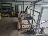 une photo d'un garage rempli d'outils
