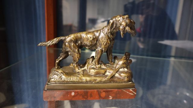 LECOURTIER « chien de chasse » bronze à patine médaille. H :  13....