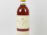 la bouteille de vin est posée sur une surface blanche
