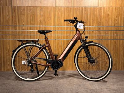 un vélo garé devant un mur en bois