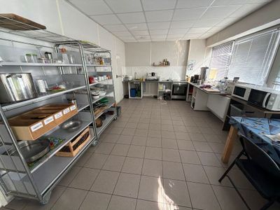 une pièce avec beaucoup d'étagères