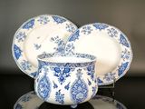 un ensemble composé d'un bol et d'une assiette bleus et blancs posés sur une table