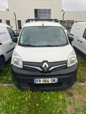 une camionnette blanche garée dans l'herbe