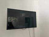 un téléviseur à écran plat accroché au mur de la chambre