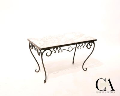 une petite table avec un plateau en marbre sur fond blanc