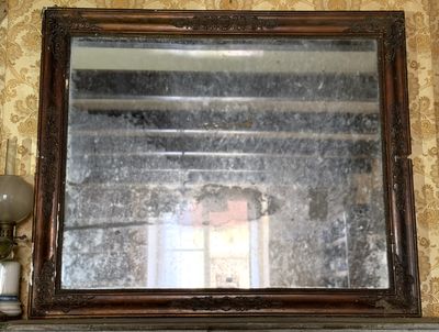un miroir accroché au mur au-dessus d'une cheminée