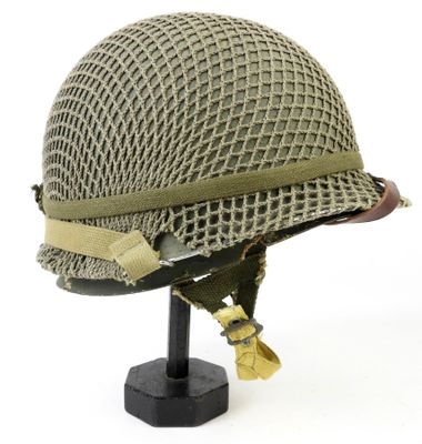 un gros plan d'un casque militaire posé sur un socle