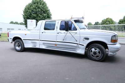un camion blanc garé sur le parking