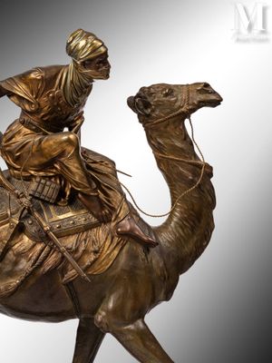 statue en bronze représentant un homme à dos de chameau, avec une selle