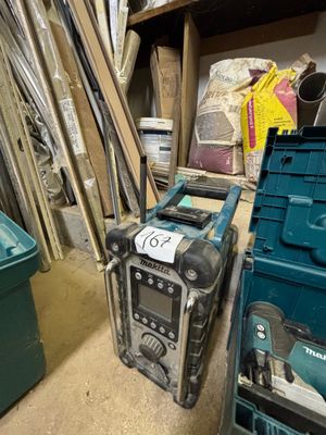 une radio posée sur une étagère dans une pièce