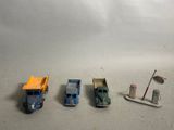 quatre camions miniatures alignés en rang