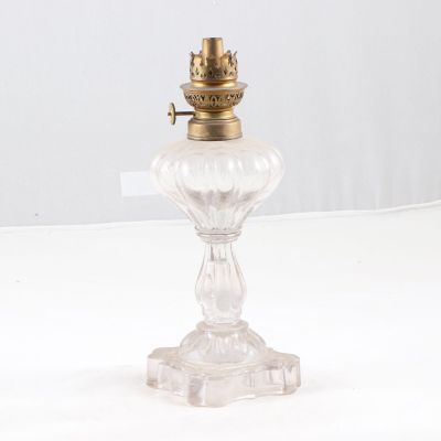 Lampe à pétrole en verre moulé transparent. H. : 27 cm