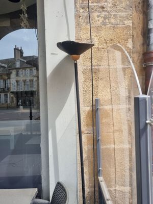 une lampe située à l'extérieur d'un bâtiment