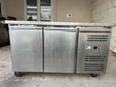 deux réfrigérateurs en acier inoxydable qui se trouvent dans une pièce