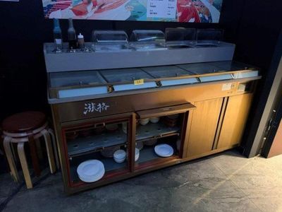 une image d'une cuisine avec un évier et un comptoir