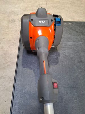un aspirateur orange et gris posé par terre