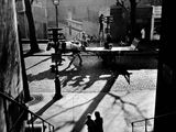 photographie en noir et blanc d'une femme descendant un escalier