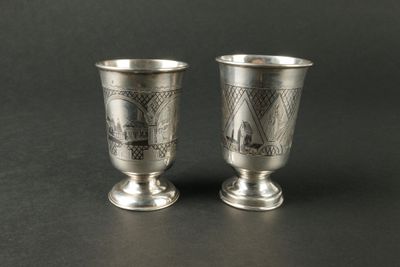 deux coupes en argent ornées de motifs sur un fond noir