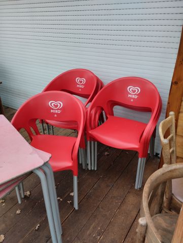 MIKO – Lot comprenant 3 tables plastiques et 8 chaises