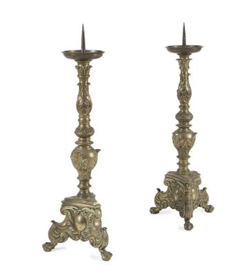 paire de bougeoirs anciens en laiton sur socles