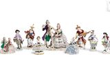 ensemble de figurines en porcelaine représentant des personnages et des animaux sur un fond blanc