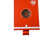 une boîte rouge contenant un biscuit au chocolat